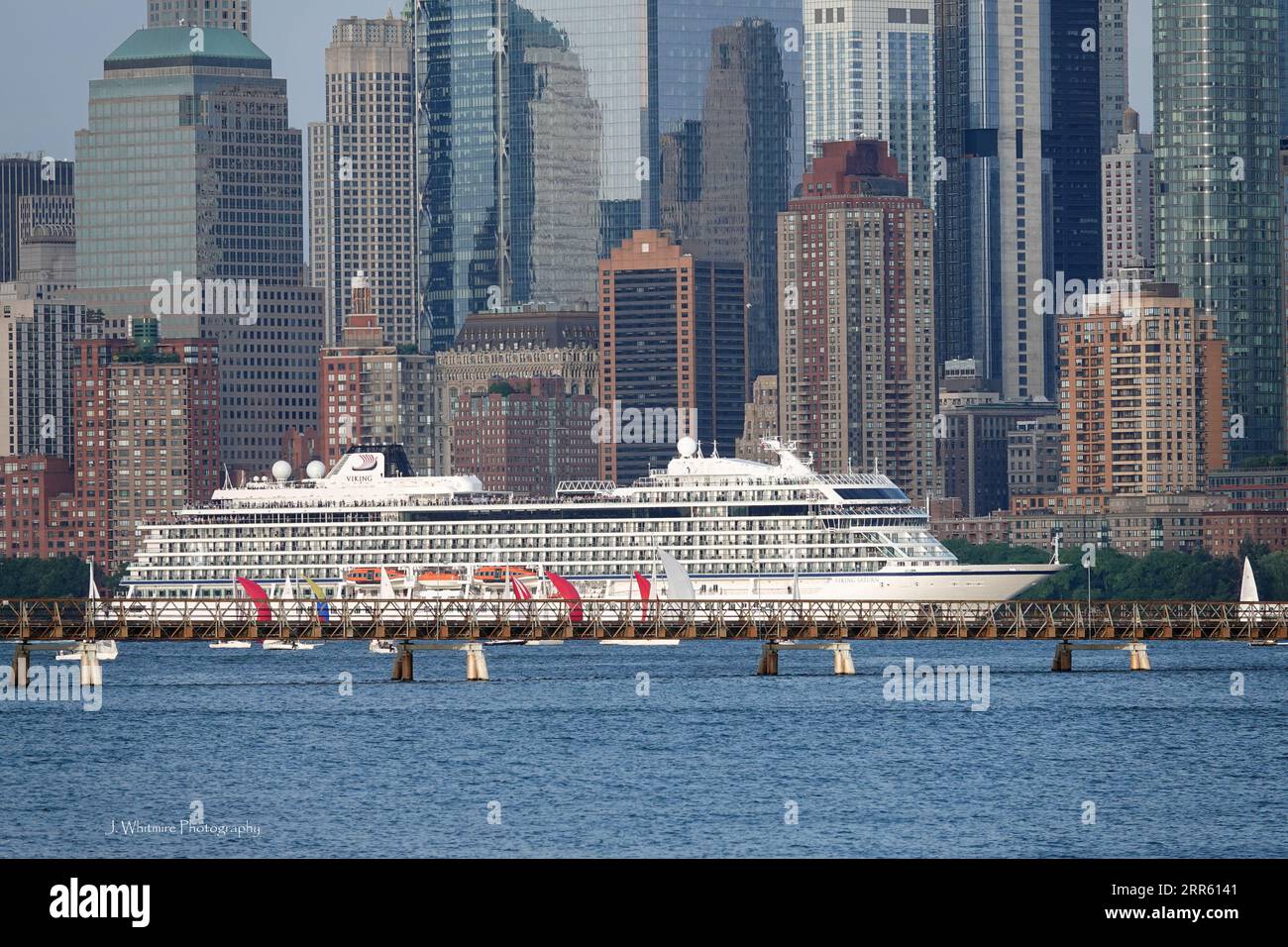 Kreuzfahrtschiffe und Pendlerschiffe teilen sich den geschäftigen Hudson River in der Nähe von Manhattan mit Jetskis und Freizeitbooten Stockfoto