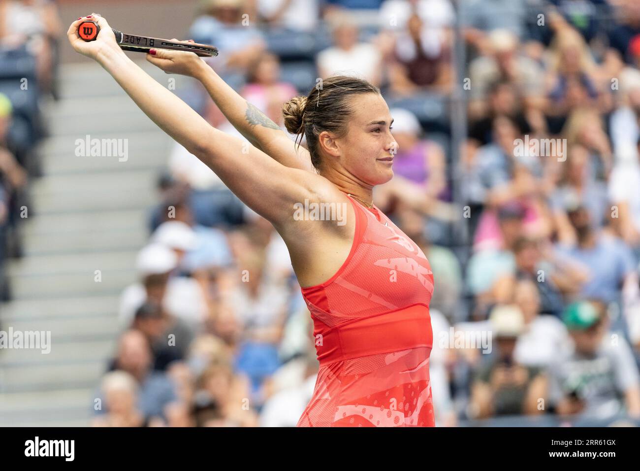 Aryna Sabalenka reagiert während der Viertelfinalrunde gegen Qinwen Zheng aus China bei den US Open Championships im Billie Jean King Tennis Center in New York am 6. September 2023 Stockfoto