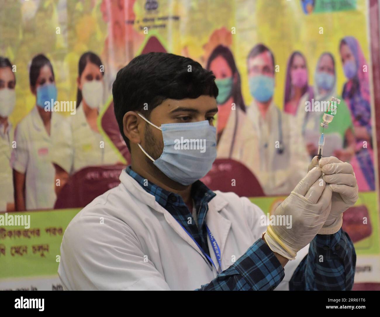 210121 -- AGARTALA, 21. Januar 2021 -- Ein Mitarbeiter des Gesundheitswesens bereitet eine Dosis des COVID-19-Impfstoffs Covishield für Mitarbeiter der Grenzschutztruppe in Agartala, der Hauptstadt von Indiens nordöstlichem Bundesstaat Tripura, am 21. Januar 2021 vor. STR/INDIA-COVID-19-VACCINATION Xinhua PUBLICATIONxNOTxINxCHN Stockfoto