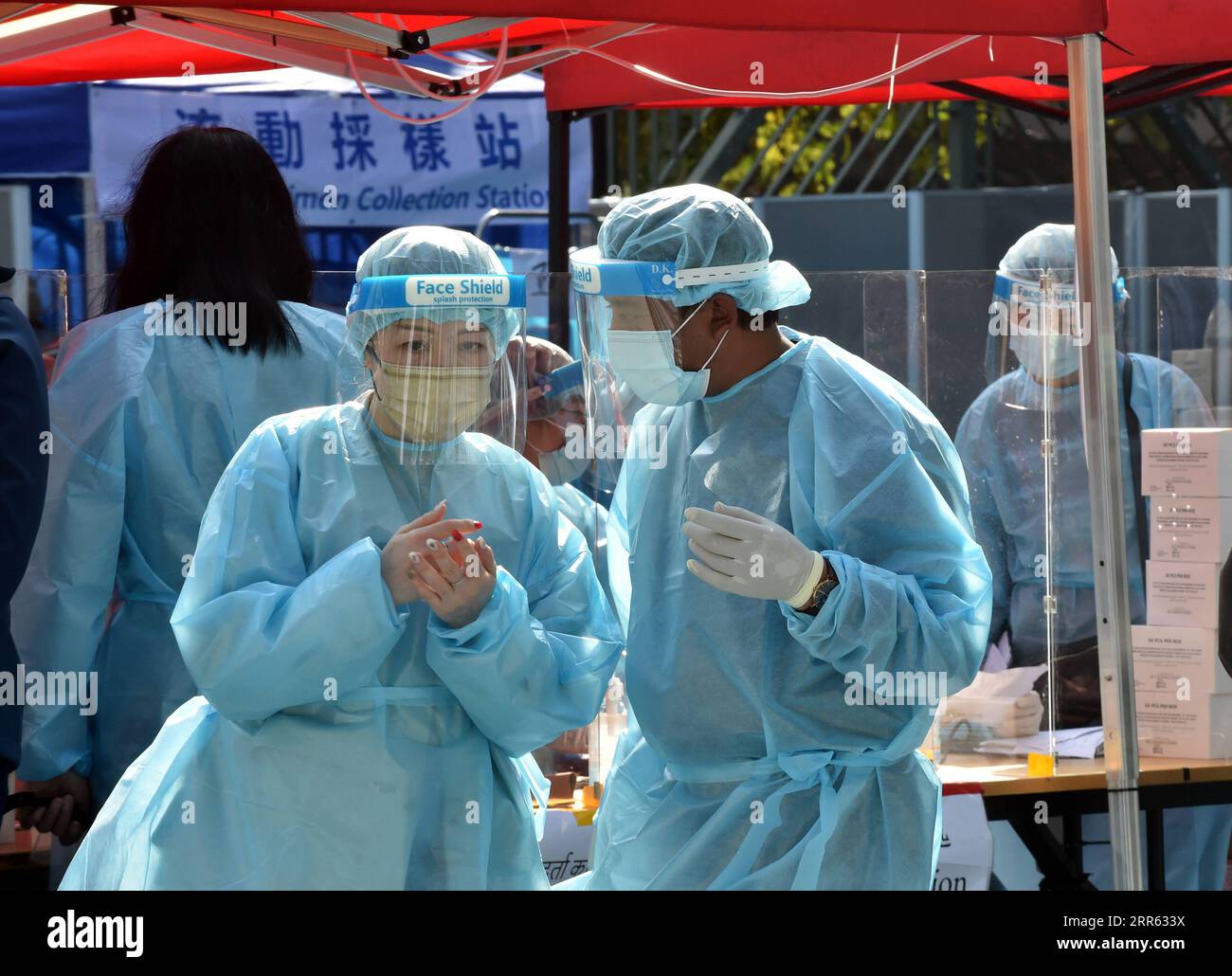 210123 -- HONGKONG, 23. Januar 2021 -- medizinische Mitarbeiter sind am 23. Januar 2021 auf einer COVID-19-Nukleinsäure-Teststation in Yuen Long, Hongkong, Südchina im Einsatz. Die Zahl der COVID-19-Infektionen in Hongkong übertraf am Samstag unter der vierten Welle des Seuchenausbruchs die Zahl 10.000. Das Zentrum für Gesundheitsschutz in Hongkong meldete 81 weitere bestätigte Fälle des Virus, was insgesamt 009 betrug. Von den neuen Fällen wurden 78 lokal übermittelt, darunter 35 Fälle unbekannter Herkunft. CHINA-HONGKONG-COVID-19-FÄLLE CN LOXPINGXFAI PUBLICATIONXNOTXINXCHN Stockfoto