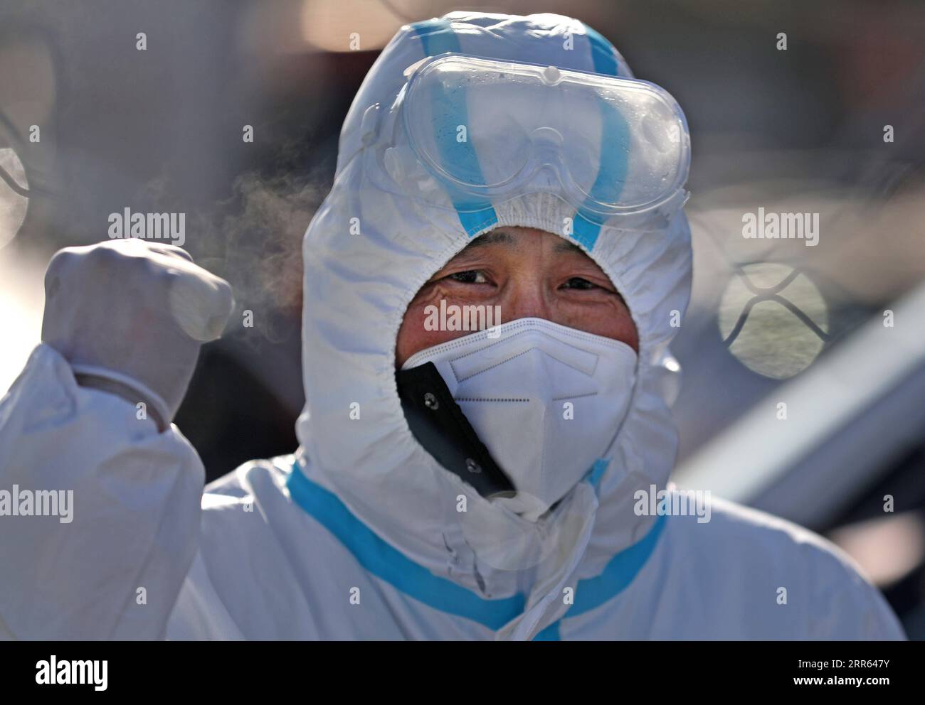 210125 -- SHENYANG, 25. Januar 2021 -- Ein Mitarbeiter des medizinischen Personals zeigt am Eingang eines Gebiets, das für COVID-19 unter besonderer Leitung steht, im Bezirk Huanggu, Shenyang, Provinz Liaoning im Nordosten Chinas, 7. Januar 2021. Die letzten beiden Gebiete mit mittlerem Risiko in Liaoning wurden am Montag auf ein niedriges Risiko herabgestuft. CHINA-LIAONING-COVID-19-LOWER RISK CN YAOXJIANFENG PUBLICATIONXNOTXINXCHN Stockfoto