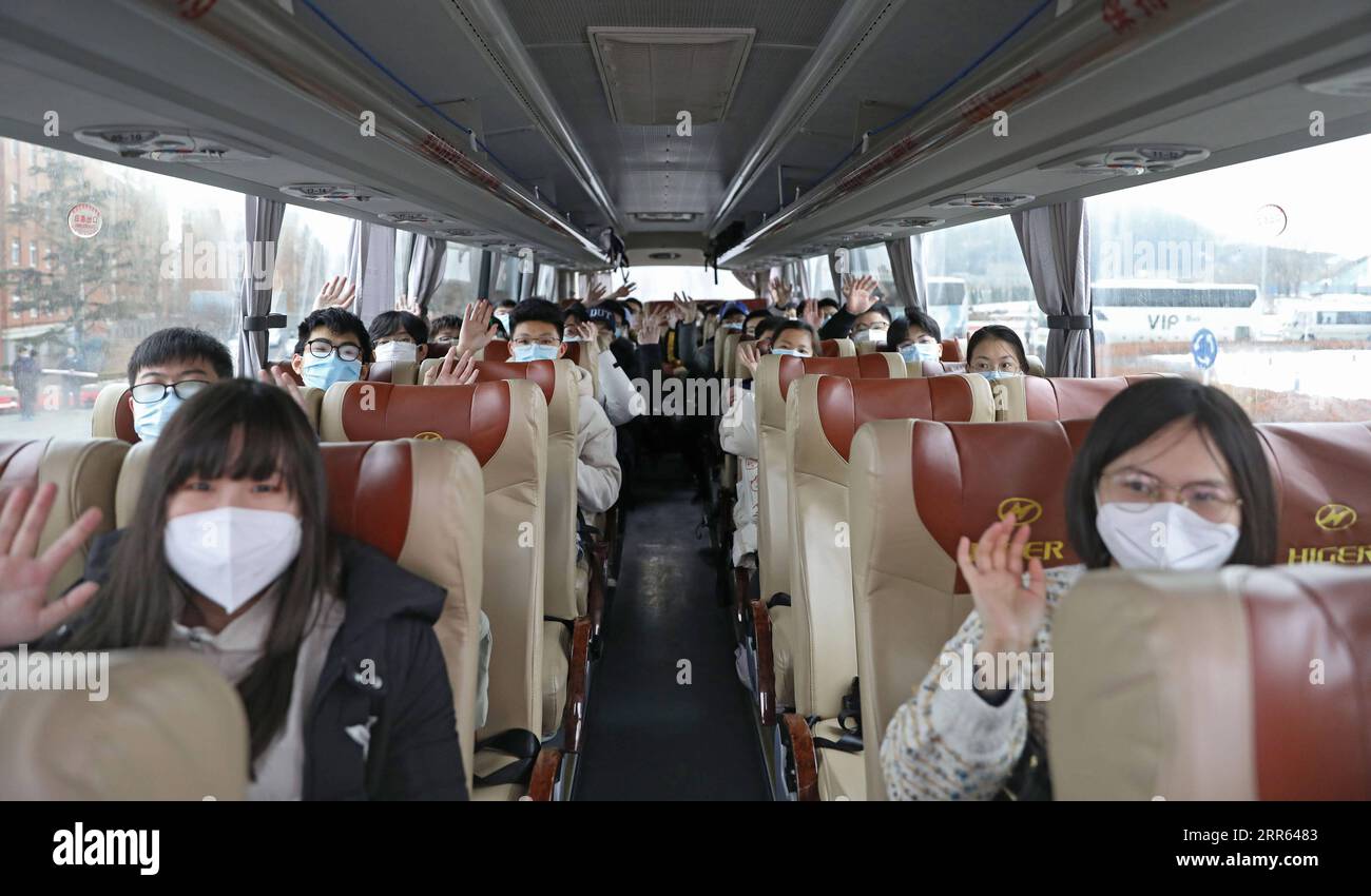 210125 -- SHENYANG, 25. Januar 2021 -- Studenten der Technischen Universität Dalian nehmen den Bus zum Flughafen, um in Dalian, Provinz Liaoning im Nordosten Chinas, am 20. Januar 2021 nach Hause zurückzukehren. Die letzten beiden Gebiete mit mittlerem Risiko in Liaoning wurden am Montag auf ein niedriges Risiko herabgestuft. CHINA-LIAONING-COVID-19-LOWER RISK CN YAOXJIANFENG PUBLICATIONXNOTXINXCHN Stockfoto