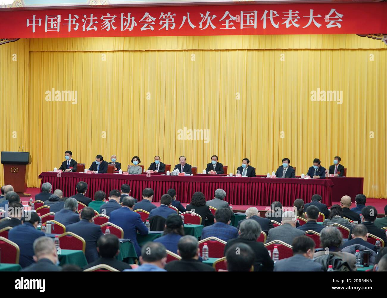 210126 -- PEKING, 26. Januar 2021 -- Huang Kunming, Mitglied des Politischen Büros des Zentralkomitees der Kommunistischen Partei Chinas und Leiter der Öffentlichkeitsabteilung des Zentralkomitees der Kommunistischen Partei Chinas, nimmt am 26. Januar 2021 an einer nationalen Sitzung der chinesischen Kalligraphen-Vereinigung in Peking, der Hauptstadt Chinas, Teil. CHINA-BEIJING-HUANG KUNMING-MEETING CN YUEXYUEWEI PUBLICATIONXNOTXINXCHN Stockfoto