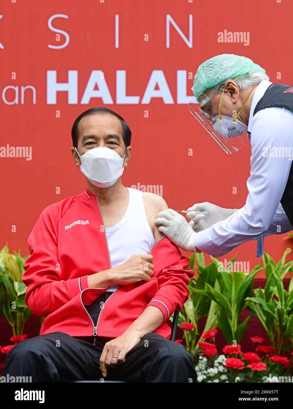 210127 -- JAKARTA, 27. Januar 2021 -- der indonesische Präsident Joko Widodo L erhält seine zweite Injektion des COVID-19-Impfstoffs, der vom chinesischen biopharmazeutischen Unternehmen Sinovac Biotech im Präsidentenpalast in Jakarta, Indonesien, am 27. Januar 2021 entwickelt wurde. Jokowi erhielt seine erste Aufnahme des COVID-19-Impfstoffs am 13. Januar. /Presidential Press Bureau/Handout via Xinhua INDONESIA-JAKARTA-COVID-19-PRESIDENT-VACCINE-SECOND INJECTION MuchlisxJr PUBLICATIONxNOTxINxCHN Stockfoto