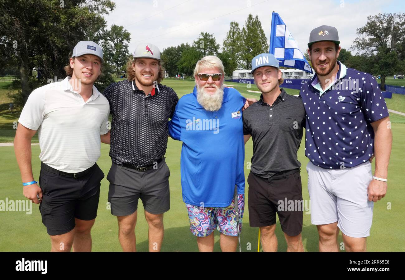 St. Louis, Usa. September 2023. St. Louis Blues Spieler (L bis R) Jake Neighbors, Robert Thomas, Scott Perunovich und Kevin Hayes, schließen sich dem professionellen Golfer John Daly (C) für ein Foto an, während sie in einer Übungsrunde für den Ascension Charity Classic im Norwood Hills Country Club in St. spielen Louis am Mittwoch, den 6. September 2023. Daly wird sich 77 anderen Fachleuten anschließen, um an der dritten jährlichen Veranstaltung um einen Geldbeutel von 2 Millionen US-Dollar zu konkurrieren. Foto von Bill Greenblatt/UPI Credit: UPI/Alamy Live News Stockfoto