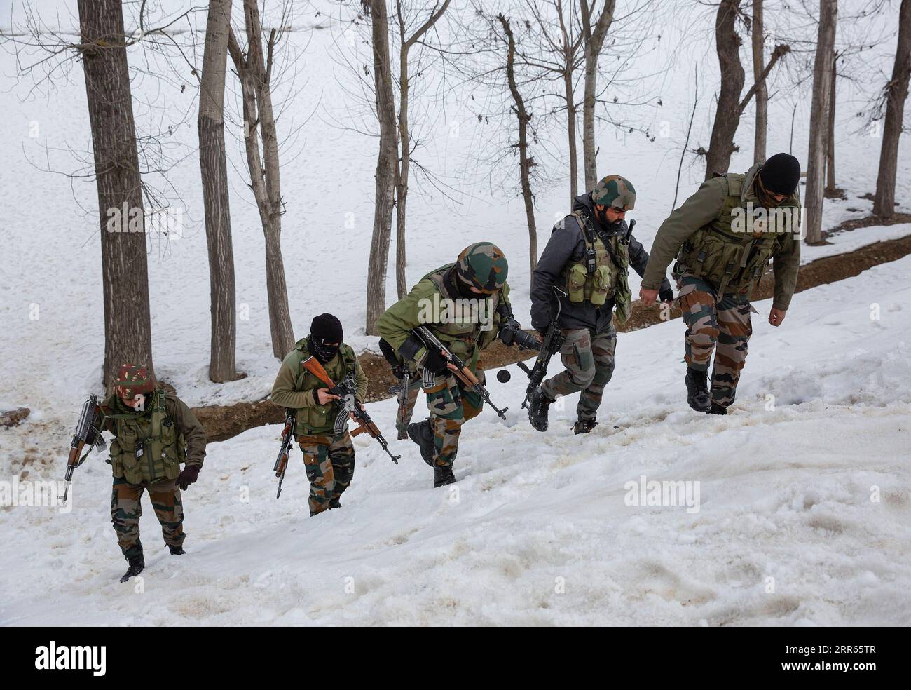 210127 -- SRINAGAR, 27. Januar 2021 -- indische Armeetruppen verlassen den Ort eines militanten Angriffs nach einer Inspektion im Dorf Shamshipora im Bezirk Kulgam, etwa 46 km südlich von Srinagar, der Sommerhauptstadt des von Indien kontrollierten Kaschmirs, am 27. Januar 2021. Ein indischer Armeetruppen wurde getötet und drei weitere wurden am Mittwoch bei einem militanten Angriff auf das von Indianern kontrollierte Kaschmir verwundet, sagten Beamte. KASCHMIR-SRINAGAR-MILITANTER ANGRIFF JavedxDar PUBLICATIONxNOTxINxCHN Stockfoto