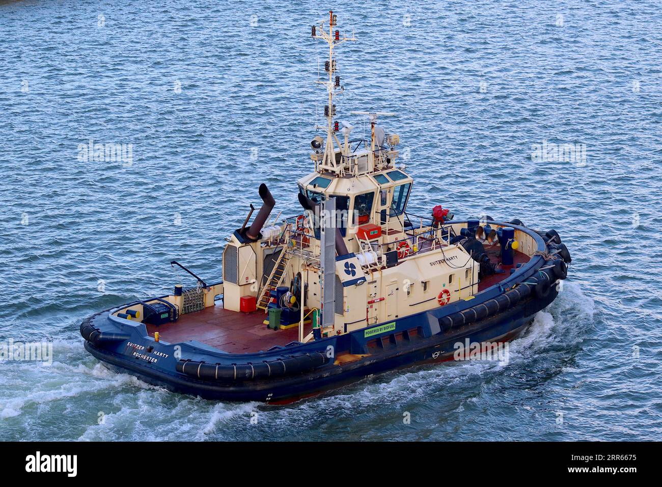 Der 200 Tonnen schwere Schlepper Svitzer Harty, der 2006 von Damen Shipyard Gorinchem in den Niederlanden gebaut wurde, kehrt zurück zu seinem Liegeplatz in Southampton. Stockfoto