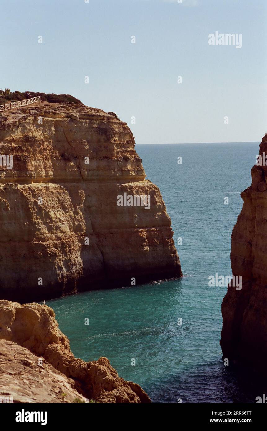 Blick auf die Sieben Hängenden Täler Klippen entlang des Wanderweges, Lagoa, Algarve, Portugal Stockfoto