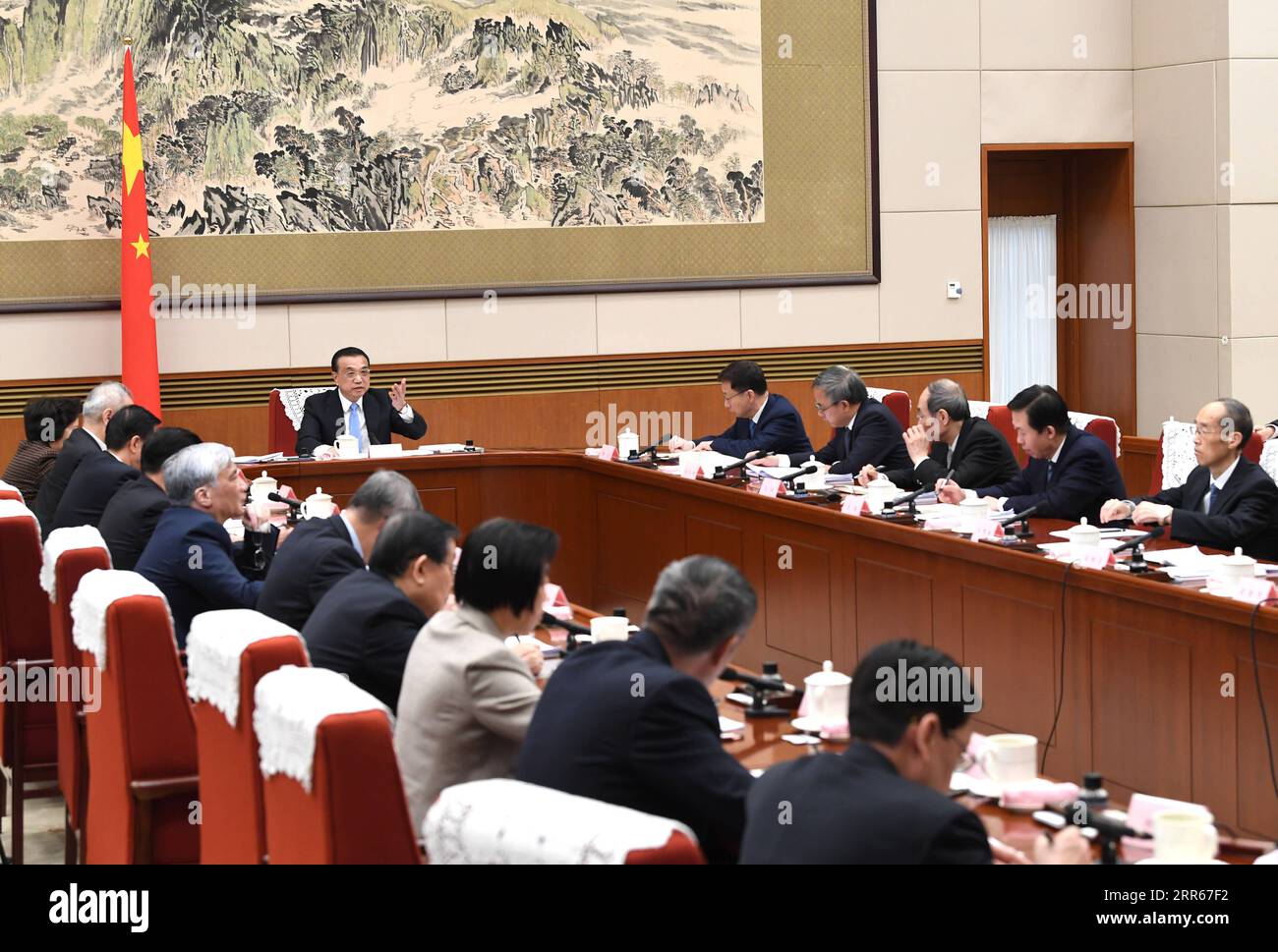 210129 -- PEKING, 29. Januar 2021 -- der chinesische Ministerpräsident Li Keqiang, ebenfalls Mitglied des Ständigen Ausschusses des Politischen Büros des Zentralkomitees der Kommunistischen Partei Chinas (KPCh), führt den Vorsitz über ein Symposium zur Einholung von Stellungnahmen zu einem Entwurf des Regierungsarbeitsberichts, sowie den Entwurf des 14. Fünfjahresplans und die langfristigen Ziele bis zum Jahr 2035 am 29. Januar 2021. Auf dem Symposium hörte Li Vorschläge zu den beiden Dokumenten von nicht-kommunistischen Parteien, der All-China Federation of Industry and Commerce, sowie von Personen ohne Parteizugehörigkeit. Vize-Premier Han Zheng, ebenfalls ein Stockfoto