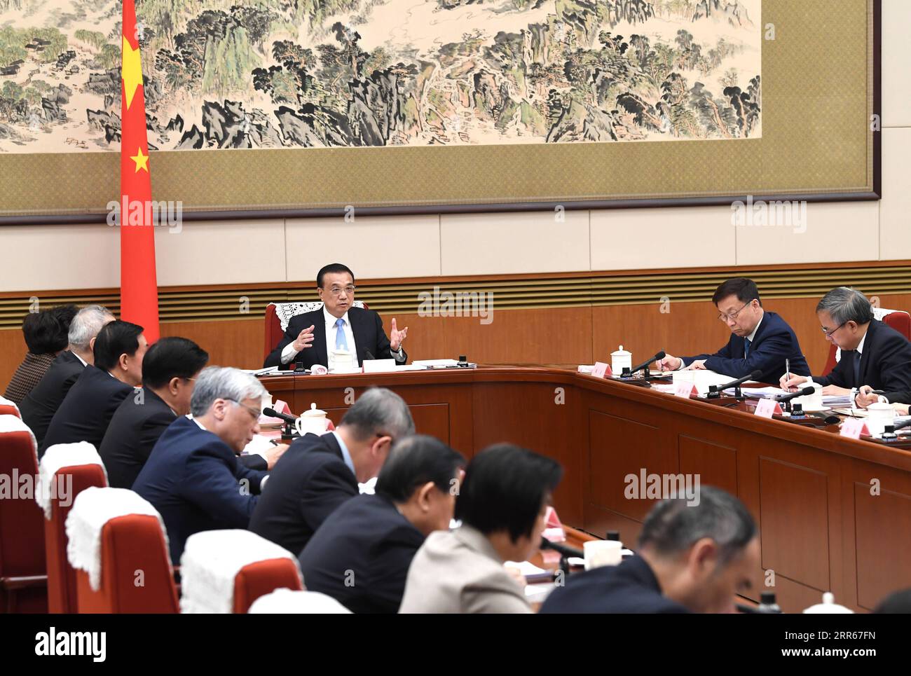 210129 -- PEKING, 29. Januar 2021 -- der chinesische Ministerpräsident Li Keqiang, ebenfalls Mitglied des Ständigen Ausschusses des Politischen Büros des Zentralkomitees der Kommunistischen Partei Chinas (KPCh), führt den Vorsitz über ein Symposium zur Einholung von Stellungnahmen zu einem Entwurf des Regierungsarbeitsberichts, sowie den Entwurf des 14. Fünfjahresplans und die langfristigen Ziele bis zum Jahr 2035 am 29. Januar 2021. Auf dem Symposium hörte Li Vorschläge zu den beiden Dokumenten von nicht-kommunistischen Parteien, der All-China Federation of Industry and Commerce, sowie von Personen ohne Parteizugehörigkeit. Vize-Premier Han Zheng, ebenfalls ein Stockfoto