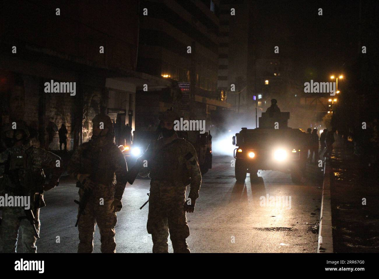 210129 -- TRIPOLI LIBANON, 29. Januar 2021 -- Mitglieder der libanesischen Armee stehen am 29. Januar 2021 auf einer Straße in Tripoli, Nordlibanon, Wache. Die libanesische Armee gab am Freitag bekannt, dass sie fünf Personen verhaftet habe, die am Brand des Gebäudes der Gemeinde eine Nacht zuvor in Tripoli während gewalttätiger Protestkämpfe zwischen Bürgern und Sicherheitskräften beteiligt waren, berichtete die nationale Nachrichtenagentur. Foto von /Xinhua LEBANON-TRIPOLI-GEWALTTÄTIGE ZUSAMMENSTÖSSE-NACHWIRKUNGEN Khaled PUBLICATIONxNOTxINxCHN Stockfoto