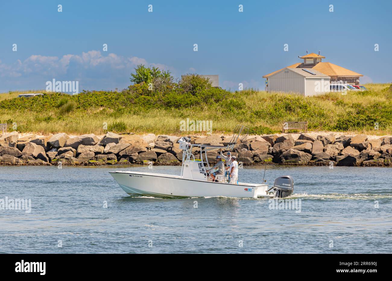 Eine Gruppe von Kerlen, die auf einem kleinen Motorboot aus montauk fahren Stockfoto