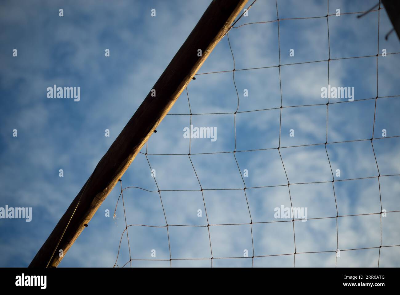 Die Querstrebe eines Fußballtores gegen den blauen Himmel voller Wolken. Salvador, Bahia. Stockfoto