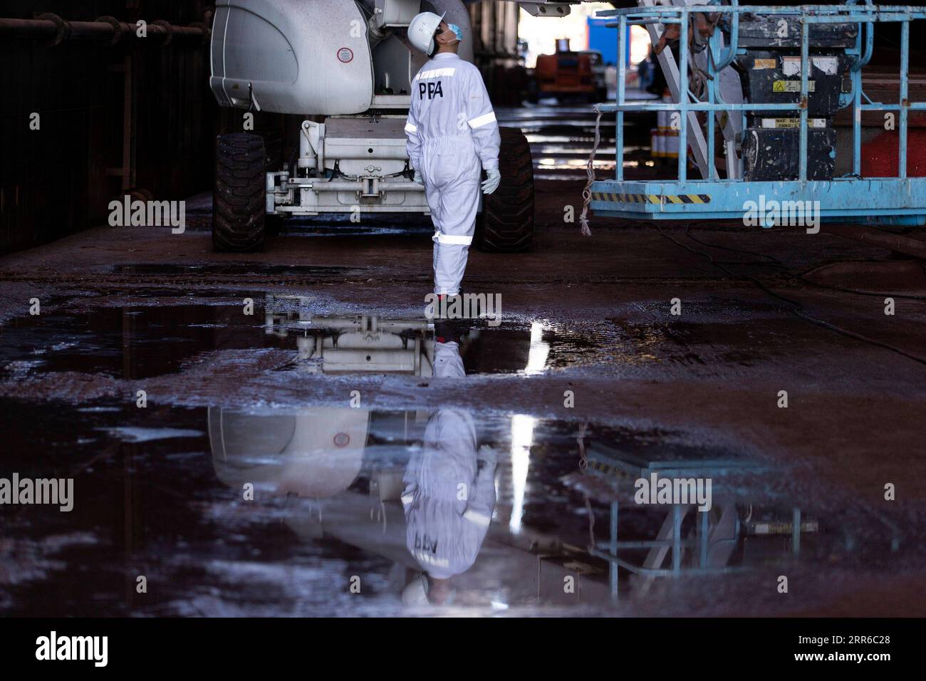 210205 -- ATHEN, 5. Februar 2021 -- die chinesische Mitarbeiterin Ma Liang inspiziert die Schiffsreparaturarbeiten in der Schiffsreparaturzone im Hafen von Piräus, Griechenland, 3. Februar 2021. Während das Frühlingsfest oder das chinesische Neujahrsfest vor der Tür steht, bleiben chinesische Mitarbeiter, die in Übersee arbeiten, immer noch bei ihren Posten im Hafen von Piräus. Die chinesische COSCO Shipping Group erwarb 2016 nach einer internationalen Ausschreibung die Mehrheit der PPA-Anteile der Piraeus Port Authority S.A., während die chinesische Tochtergesellschaft Piraeus Container Terminal S.A. PCT seit 2009 das Containerterminal des Hafens verwaltet. GRIECHENLAND-PIRAE Stockfoto