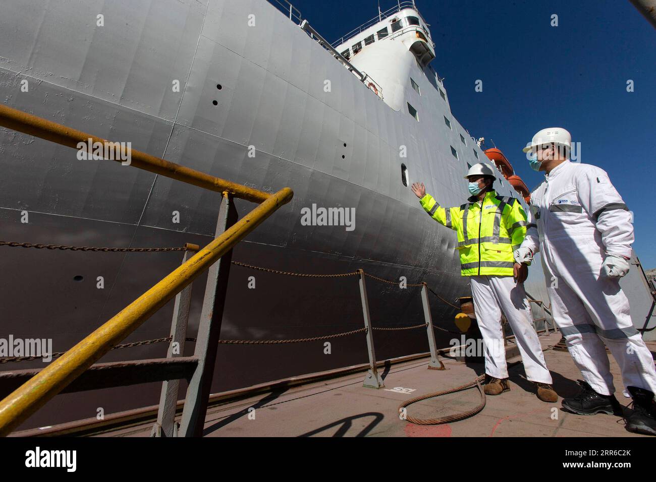 210205 -- ATHEN, 5. Februar 2021 -- die chinesischen Mitarbeiter Ma Liang R und Zhang Baohua inspizieren die Schiffsreparaturarbeiten in der Schiffsreparaturzone im Hafen von Piräus, Griechenland, 3. Februar 2021. Während das Frühlingsfest oder das chinesische Neujahrsfest vor der Tür steht, bleiben chinesische Mitarbeiter, die in Übersee arbeiten, immer noch bei ihren Posten im Hafen von Piräus. Die chinesische COSCO Shipping Group erwarb im Jahr 2016 nach einer internationalen Ausschreibung die Mehrheit der PPA-Anteile der Piraeus Port Authority S.A., während die chinesische Tochtergesellschaft Piraeus Container Terminal S.A. PCT seither das Containerterminal des Hafens verwaltet Stockfoto