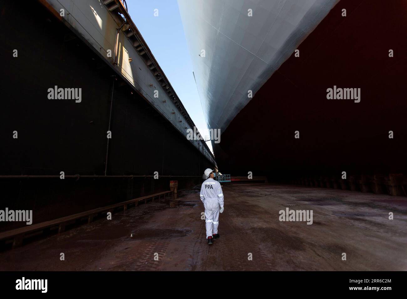 210205 -- ATHEN, 5. Februar 2021 -- die chinesische Mitarbeiterin Ma Liang inspiziert die Schiffsreparaturarbeiten in der Schiffsreparaturzone im Hafen von Piräus, Griechenland, 3. Februar 2021. Während das Frühlingsfest oder das chinesische Neujahrsfest vor der Tür steht, bleiben chinesische Mitarbeiter, die in Übersee arbeiten, immer noch bei ihren Posten im Hafen von Piräus. Die chinesische COSCO Shipping Group erwarb 2016 nach einer internationalen Ausschreibung die Mehrheit der PPA-Anteile der Piraeus Port Authority S.A., während die chinesische Tochtergesellschaft Piraeus Container Terminal S.A. PCT seit 2009 das Containerterminal des Hafens verwaltet. GRIECHENLAND-PIRAE Stockfoto