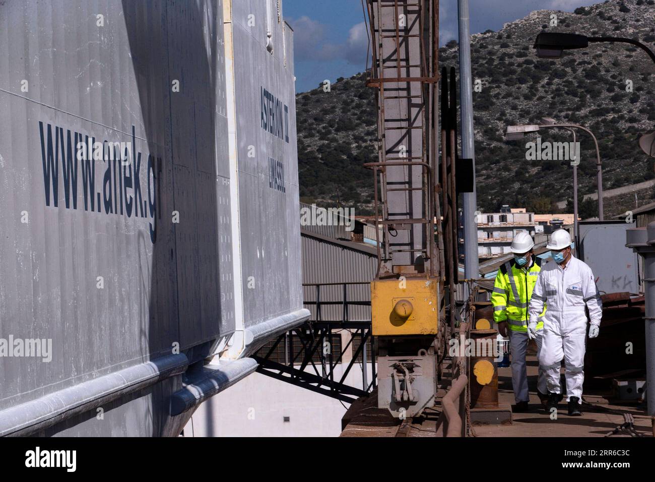 210205 -- ATHEN, 5. Februar 2021 -- die chinesischen Mitarbeiter Ma Liang R und Zhang Baohua inspizieren die Schiffsreparaturarbeiten in der Schiffsreparaturzone im Hafen von Piräus, Griechenland, 3. Februar 2021. Während das Frühlingsfest oder das chinesische Neujahrsfest vor der Tür steht, bleiben chinesische Mitarbeiter, die in Übersee arbeiten, immer noch bei ihren Posten im Hafen von Piräus. Die chinesische COSCO Shipping Group erwarb im Jahr 2016 nach einer internationalen Ausschreibung die Mehrheit der PPA-Anteile der Piraeus Port Authority S.A., während die chinesische Tochtergesellschaft Piraeus Container Terminal S.A. PCT seither das Containerterminal des Hafens verwaltet Stockfoto