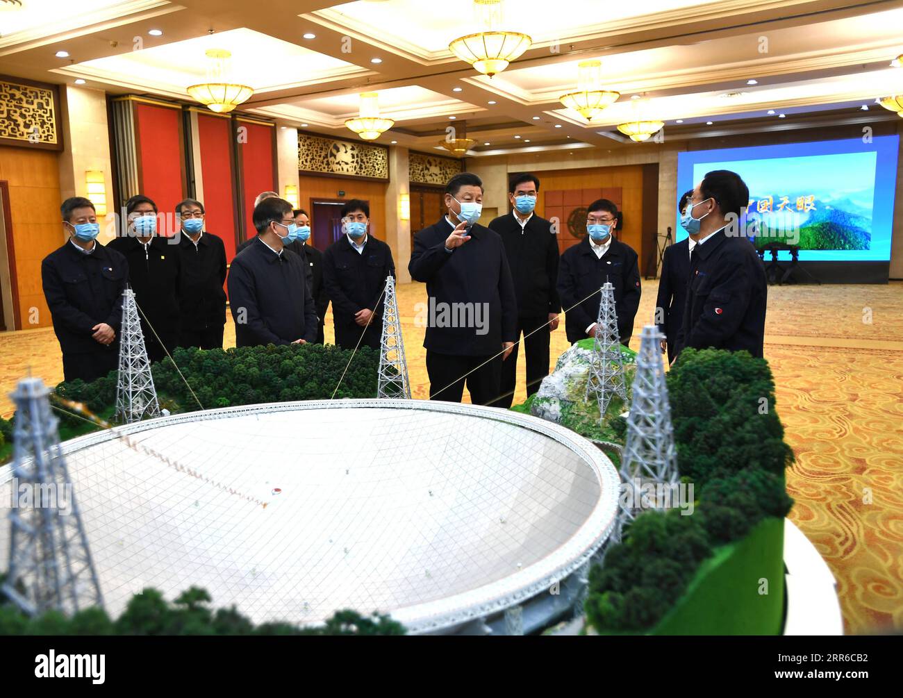 210205 -- GUIYANG, 5. Februar 2021 -- der chinesische Präsident Xi Jinping, ebenfalls Generalsekretär des Zentralkomitees der Kommunistischen Partei Chinas und Vorsitzender der Zentralen Militärkommission, trifft sich am 5. Februar 2021 mit den Projektleitern und Kernwissenschaftlern von Chinas fünfhundert Meter Aperture Spherical Radio Telescope FAST in der Provinz Guizhou im Südwesten Chinas. XI hat die Neujahrsgrüße an die Chinesen aller ethnischen Gruppen gesandt und wünscht Glück und Glück für die Menschen und Wohlstand für die Nation während einer Inspektionsreise in der südwestchinesischen Provinz Guizhou von Mittwoch bis Freitag Stockfoto