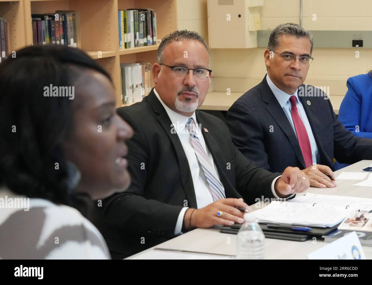 U.S. Secretary of Education Miguel Cardona (L) und U.S. Secretary of Health and Human Services Xavier Beccera, hören als St.. Die Superintendentin der Louis Public Schools, Keisha Scarlett, hält ihre Bemerkungen an der Compton Drew Middle School während eines Rundtischgesprächs in St. Louis Louis am Mittwoch, den 6. September 2023. Die beiden besuchten die Schule im Rahmen der „Back to School Bus Tour 2023: Raise the Bar“. Zu den Diskussionen gehört das Engagement der Biden-Regierung, Studenten dabei zu helfen, sich von den Auswirkungen der Pandemie zu erholen und auf dem Weg zum Erfolg weiterzugehen. Foto von Bill Greenblatt/UPI Stockfoto