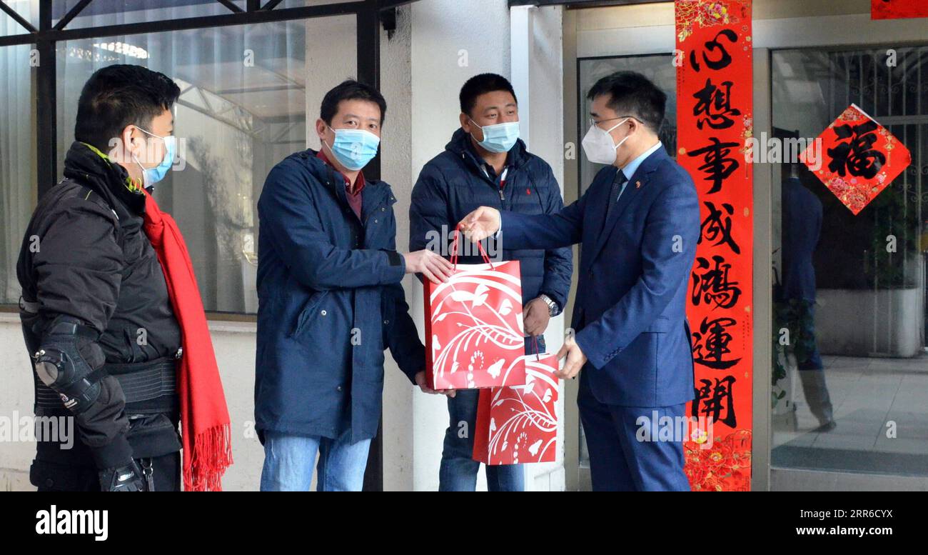 210206 -- SKOPJE, 6. Februar 2021 -- der chinesische Botschafter in Nordmazedonien Zhang Zuo 1st R verteilt Frühjahrs-Festival-Kits an ausländische Chinesen in Skopje, Nordmazedonien, 4. Februar 2021. Chinesische Botschaften und andere diplomatische Vertretungen auf der ganzen Welt haben Frühjahrs-Festival-Kits verteilt, die Artikel zur Epidemieprävention und andere tägliche Lieferungen an lokale chinesische Gemeinden enthalten, während das chinesische Neujahr des Ochsen naht. Chinesische Botschaft in Nordmazedonien/Übergabe über NORDMAZEDONIEN-SKOPJE-CHINESISCHE BOTSCHAFT-FRÜHLING FESTIVAL KITS Xinhua PUBLICATIONxNOTxINxCHN Stockfoto