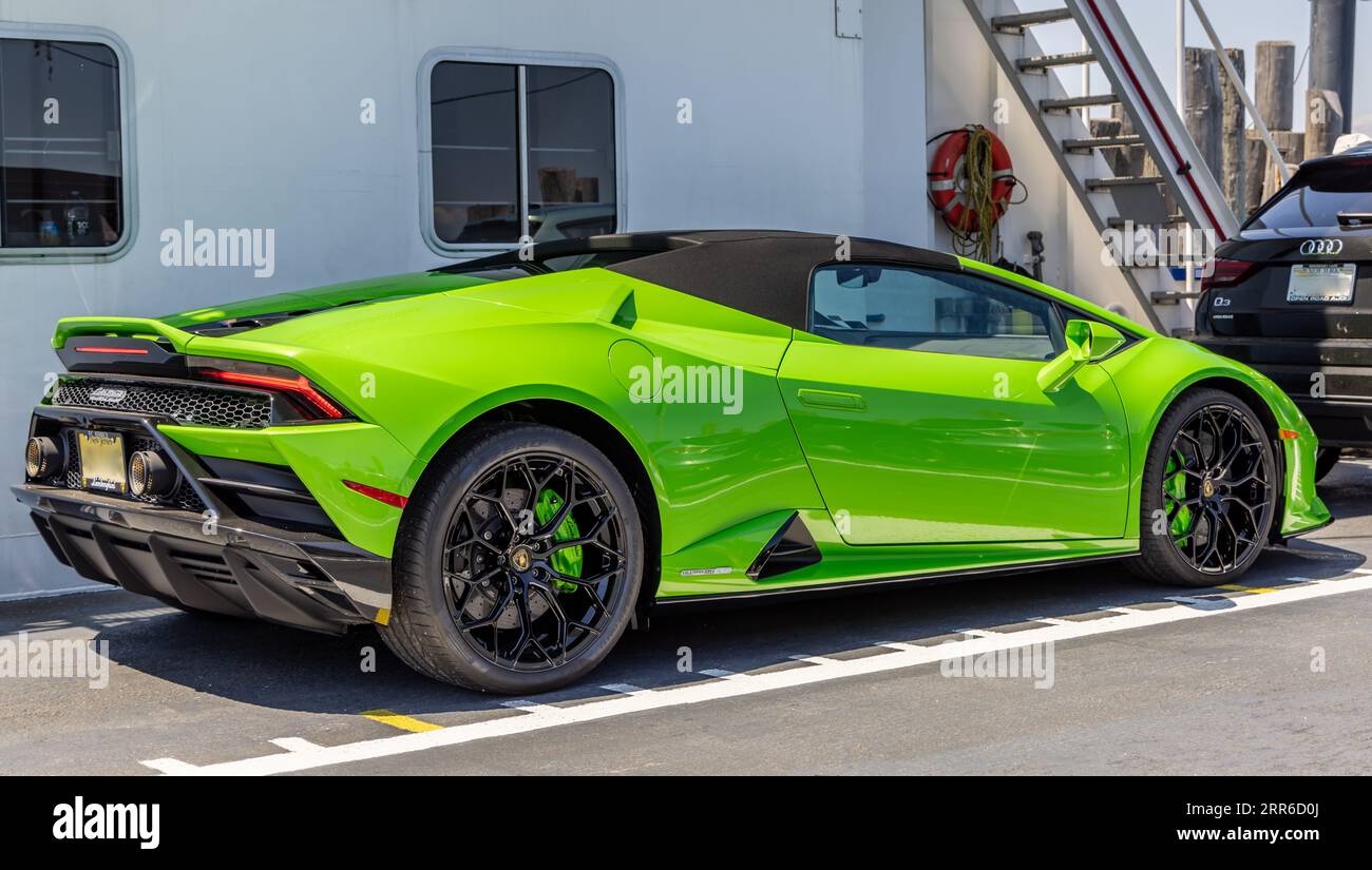 Green Lamborghini Sportwagen auf der Schutzinsel Fähre Stockfoto