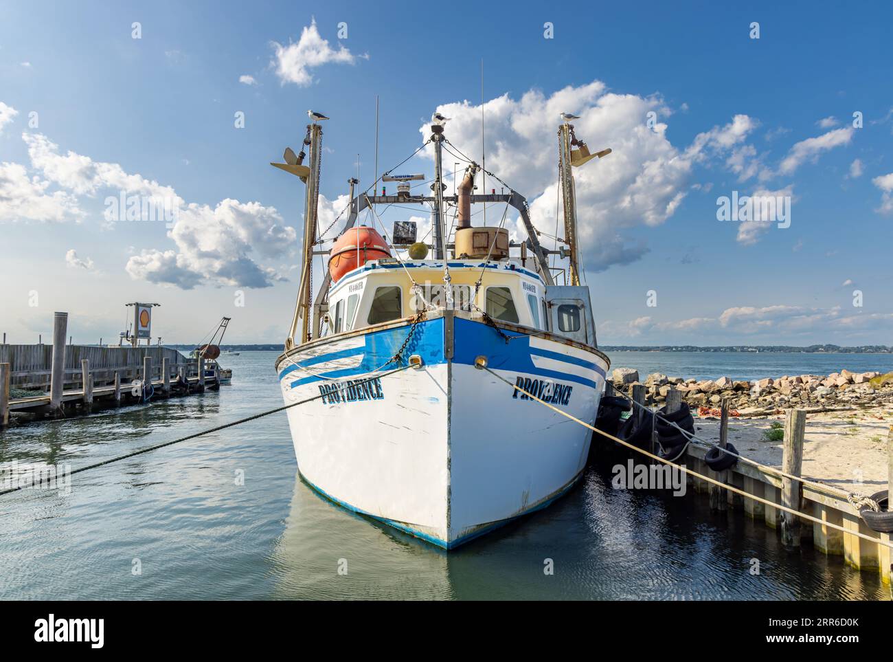 Kommerisches Fischereischiff, Providence am Dock in Hampton Bays, NY Stockfoto