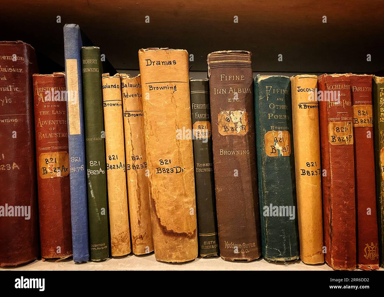 Alte antike Bücher auf einem Regal Stockfoto