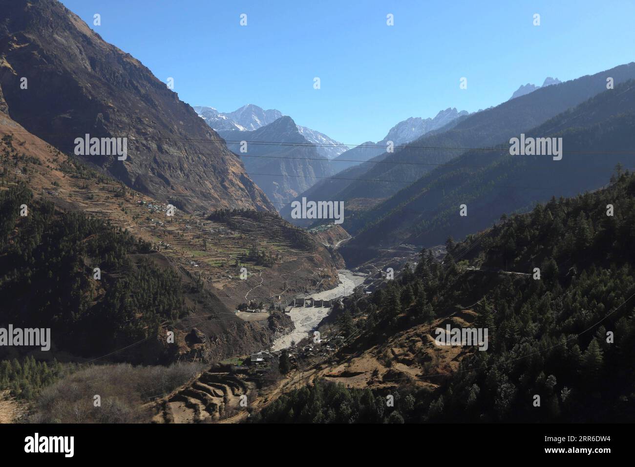 210209 -- NEU DELHI, 9. Februar 2021 -- Foto vom 8. Februar 2021 zeigt einen beschädigten Damm in der Nähe des Wasserkraftprojekts Dhauliganga nach einem Gletscherbruch im Bezirk Chamoli im nördlichen hügeligen indischen Bundesstaat Uttarakhand. Bis Montag Abend wurden in Indiens nördlichem Hügelland Uttarakhand bis zu 24 Leichen, alle Männer, geborgen, sagte ein Beamter des lokalen Katastrophenschutzbüros. STR/Xinhua INDIA-UTTARAKHAND-GLACIER BURST Stringer PUBLICATIONxNOTxINxCHN Stockfoto