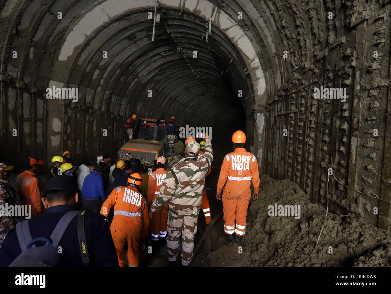 News Bilder des Tages 210209 -- NEU DELHI, 9. Februar 2021 -- Foto vom 8. Februar 2021 zeigt Rettungskräfte, die in einem Tunnel in der Nähe des Wasserkraftprojekts Dhauliganga nach einem Gletscherbruch im Bezirk Chamoli in Indiens nördlichem Hügelland Uttarakhand gerettet werden. Bis Montag Abend wurden in Indiens nördlichem Hügelland Uttarakhand bis zu 24 Leichen, alle Männer, geborgen, sagte ein Beamter des lokalen Katastrophenschutzbüros. STR/Xinhua INDIA-UTTARAKHAND-GLACIER BURST Stringer PUBLICATIONxNOTxINxCHN Stockfoto