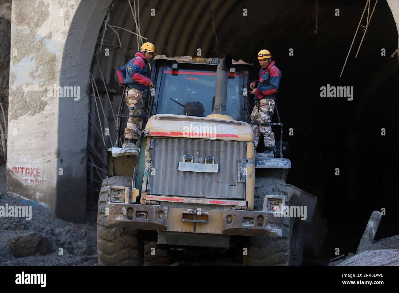 210209 -- NEU DELHI, 9. Februar 2021 -- Foto aufgenommen am 8. Februar 2021 zeigt Rettungskräfte, die in einem Tunnel in der Nähe des Wasserkraftprojekts Dhauliganga arbeiten, nachdem ein Gletscher im Bezirk Chamoli im nördlichen hügeligen indischen Bundesstaat Uttarakhand platzte. Bis Montag Abend wurden in Indiens nördlichem Hügelland Uttarakhand bis zu 24 Leichen, alle Männer, geborgen, sagte ein Beamter des lokalen Katastrophenschutzbüros. STR/Xinhua INDIA-UTTARAKHAND-GLACIER BURST Stringer PUBLICATIONxNOTxINxCHN Stockfoto
