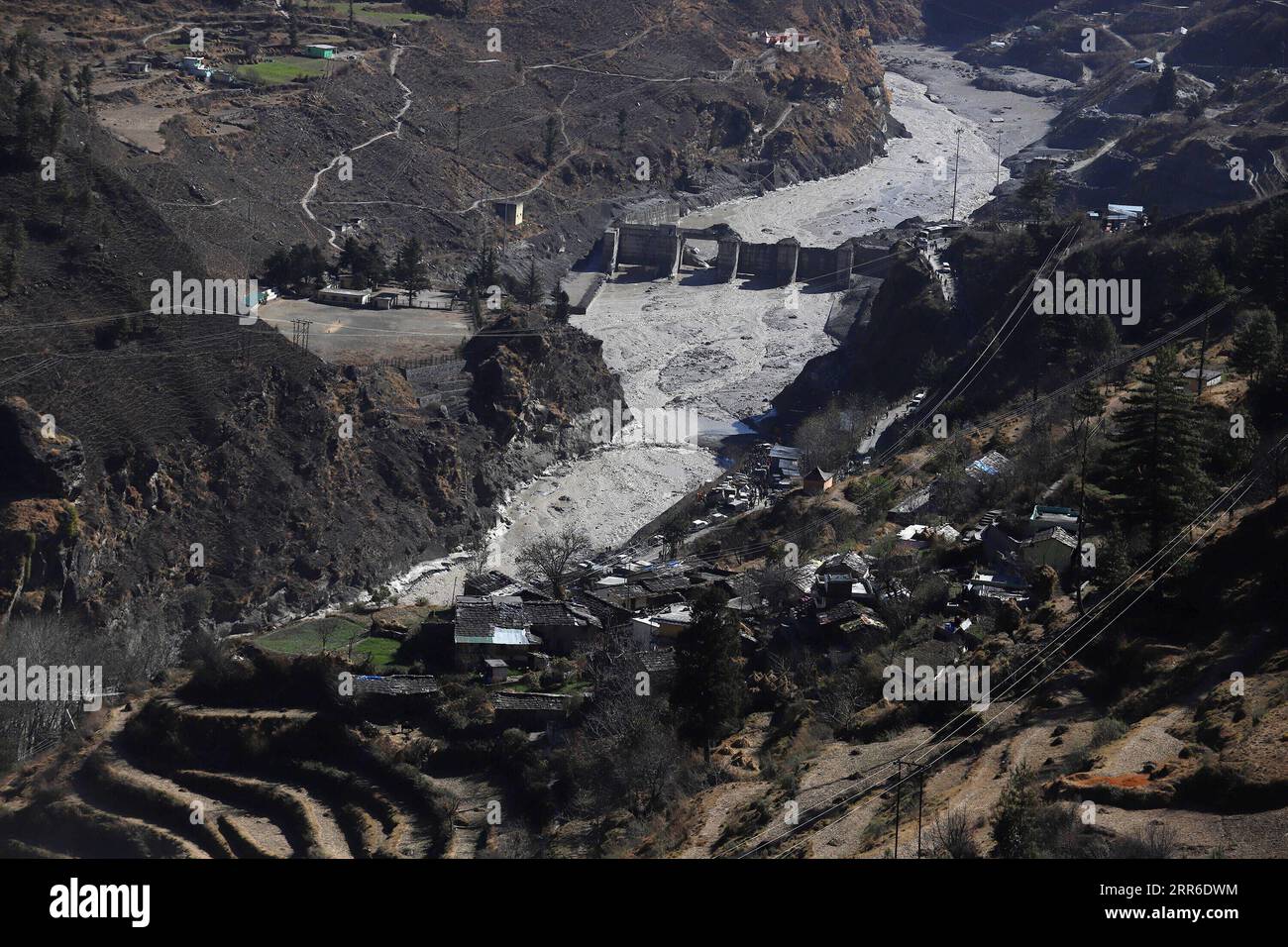 Bilder des Jahres 2021, News 02 Februar News Themen der Woche KW06 210209 -- NEU DELHI, 9. Februar 2021 -- das Foto vom 8. Februar 2021 zeigt einen beschädigten Damm in der Nähe des Wasserkraftprojekts Dhauliganga nach einem Gletscherbruch im Bezirk Chamoli in Indiens nördlichem Hügelland Uttarakhand. Bis Montag Abend wurden in Indiens nördlichem Hügelland Uttarakhand bis zu 24 Leichen, alle Männer, geborgen, sagte ein Beamter des lokalen Katastrophenschutzbüros. STR/Xinhua INDIA-UTTARAKHAND-GLACIER BURST Stringer PUBLICATIONxNOTxINxCHN Stockfoto