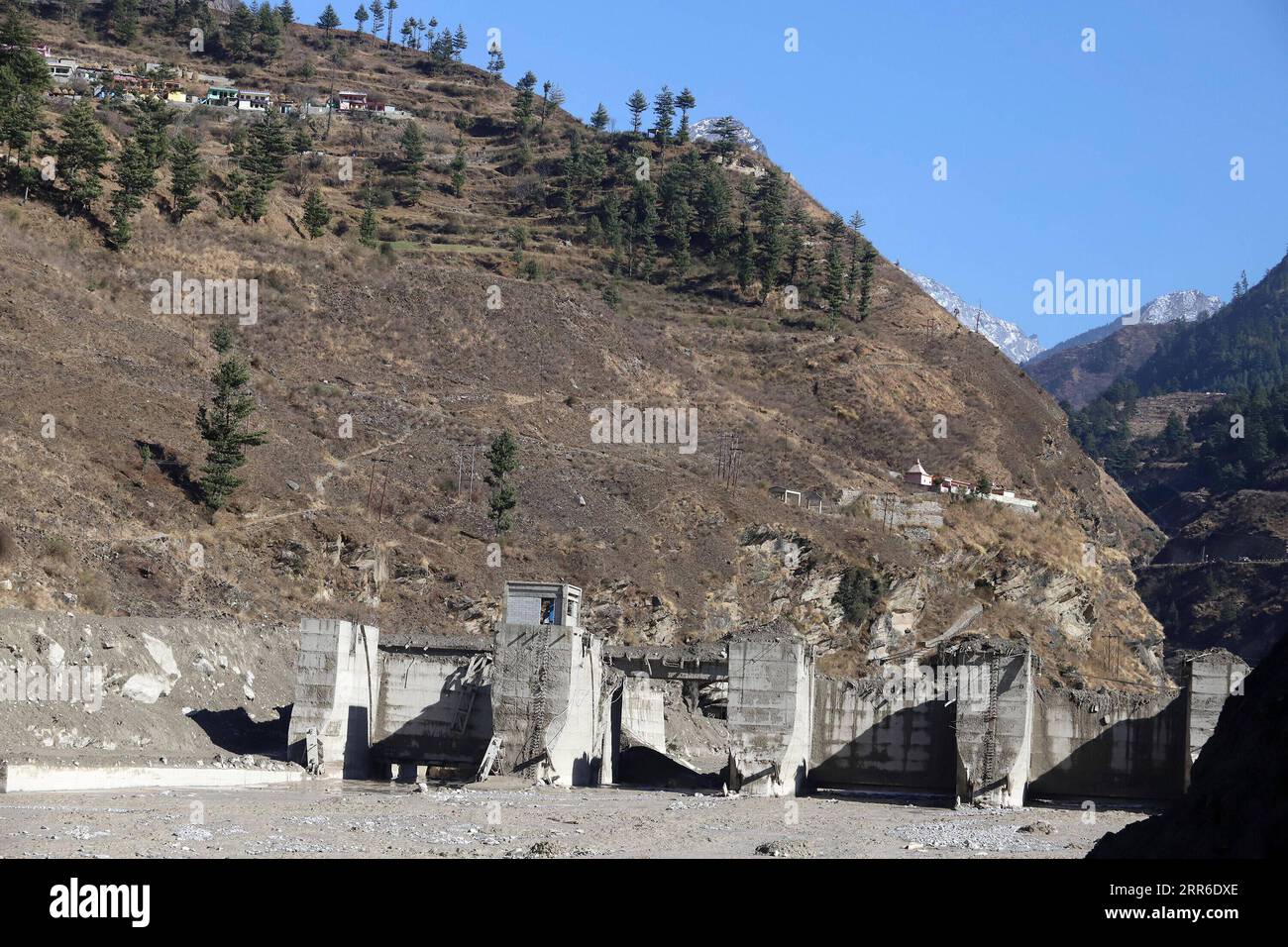 210209 -- NEU DELHI, 9. Februar 2021 -- Foto vom 8. Februar 2021 zeigt einen beschädigten Damm in der Nähe des Wasserkraftprojekts Dhauliganga nach einem Gletscherbruch im Bezirk Chamoli im nördlichen hügeligen indischen Bundesstaat Uttarakhand. Bis Montag Abend wurden in Indiens nördlichem Hügelland Uttarakhand bis zu 24 Leichen, alle Männer, geborgen, sagte ein Beamter des lokalen Katastrophenschutzbüros. STR/Xinhua INDIA-UTTARAKHAND-GLACIER BURST Stringer PUBLICATIONxNOTxINxCHN Stockfoto