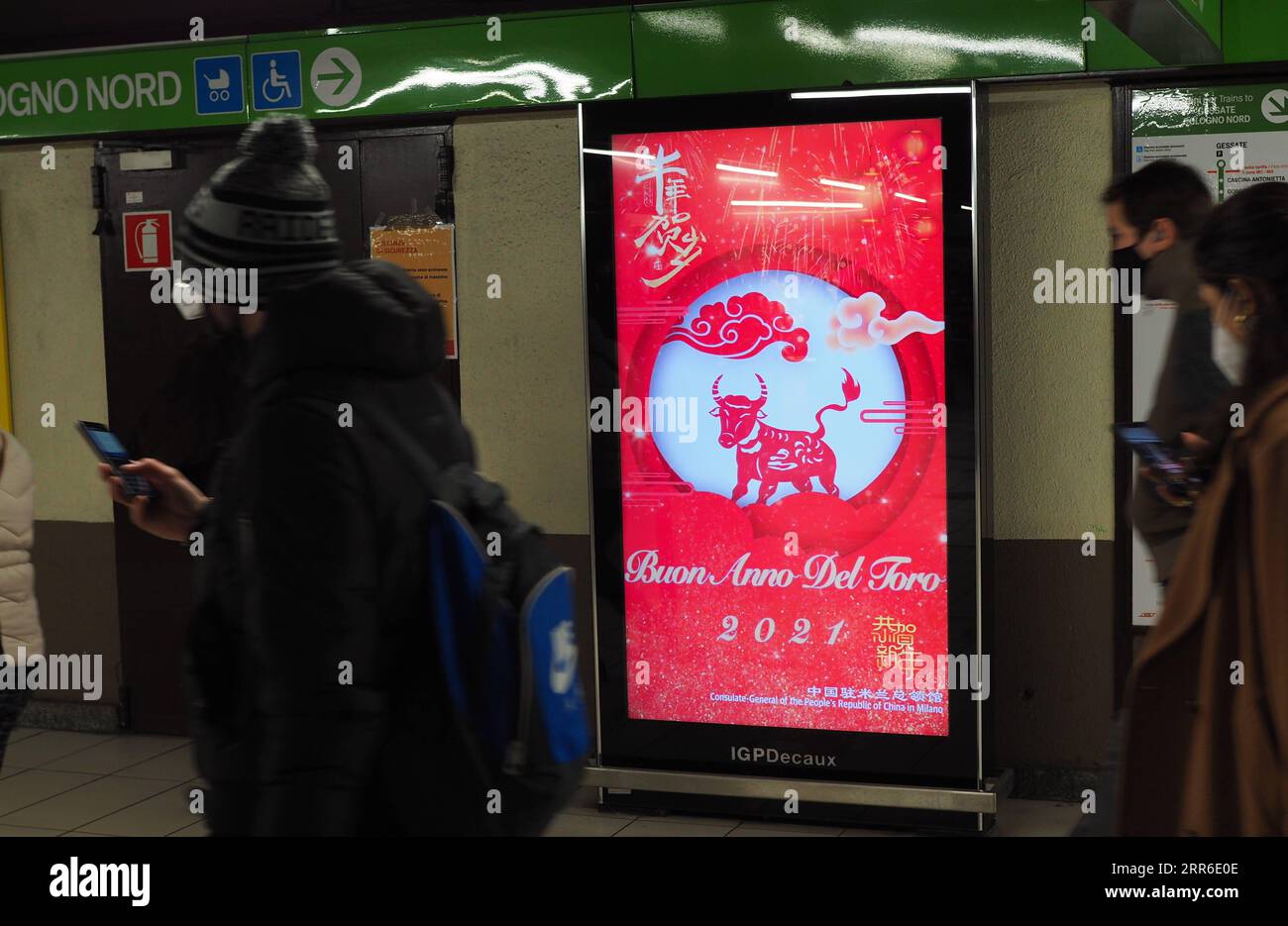 210209 -- MAILAND, 9. Februar 2021 -- Foto aufgenommen am 6. Februar 2021 zeigt chinesische Lunar New Year Animation auf einer elektrischen Platine in Mailand, Italien. Foto von /Xinhua ITALIEN-MAILAND-CHINA-NEUJAHRSDEKORATION MarinoxDexLuca PUBLICATIONxNOTxINxCHN Stockfoto