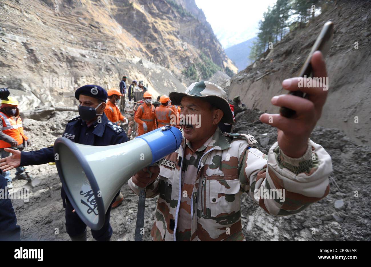 210210 -- DEHRADUN, 10. Februar 2021 -- Ein Rettungsarbeiter macht eine Meldung während der Rettung in der Nähe des Wasserkraftprojekts Dhauliganga, nachdem am 9. Februar 2021 Ein Gletscher im Bezirk Chamoli in Indiens nördlichem hügeligem Bundesstaat Uttarakhand platzte. Die Zahl der Leichen, die bisher aus den betroffenen Gebieten geborgen wurden, ist auf 32 gestiegen, von denen bisher nur sieben identifiziert werden konnten, bestätigte ein hochrangiger Beamter der Staatspolizei. STR/Xinhua INDIA-UTTRAKHAND-GLACIER BURST Stringer PUBLICATIONxNOTxINxCHN Stockfoto