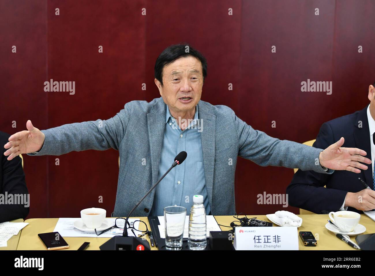 210210 -- TAIYUAN, 10. Februar 2021 -- Huawei CEO Ren Zhengfei wird in Taiyuan, nordchinesische Provinz Shanxi, am 9. Februar 2021 interviewt. ZU GEHEN MIT Mining Innovation Lab ins Leben gerufen in China Kohle reichen Shanxi CHINA-TAIYUAN-HUAWEI-REN ZHENGFEI-INTERVIEW CN CaoxYang PUBLICATIONxNOTxINxCHN Stockfoto