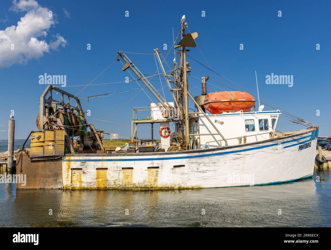 Kommerisches Fischereischiff, Providence am Dock in Hampton Bays, NY Stockfoto