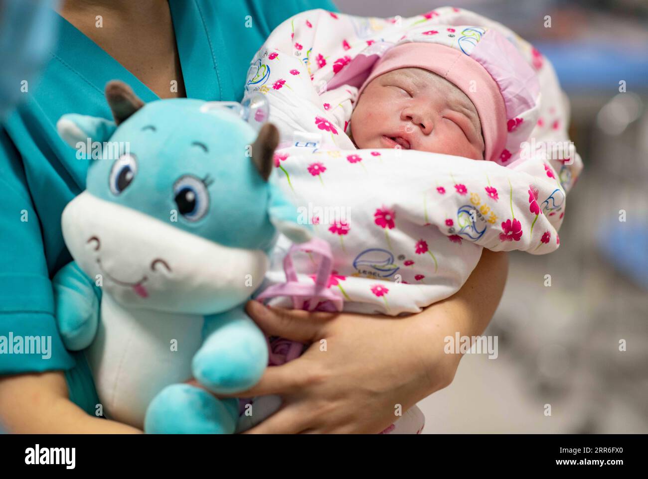 210213 -- ÜRÜMQI, 13. Februar 2021 -- Ein Baby, das im Jahr des Ochsen geboren wurde, wird auf der Entbindungsstation des Mütter- und Kindergesundheitskrankenhauses in Ürümqi, Nordwestchinas autonome Region Xinjiang Uygur, 12. Februar 2021 gesehen. Mit fortschrittlicher Ausrüstung und ausreichendem Personal verfügt das Mütter- und Kinderkrankenhaus in Ürümqi über eine der beliebtesten Entbindungsstationen in der Region. Die Mediziner hier halten sich während der Frühlingsferien an ihre Posten. Um die COVID-19-Pandemie besser unter Kontrolle zu bringen und zu verhindern, müssen alle werdenden Mütter negative Nukleinsäuretests melden, bevor sie sich verlegen i Stockfoto