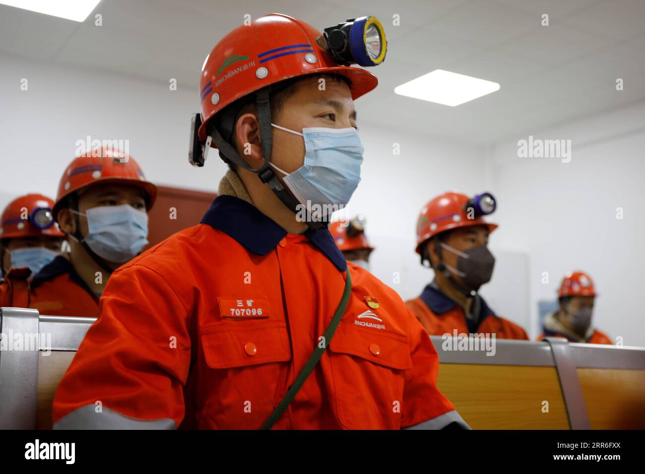 210213 -- JINCHANG, 13. Februar 2021 -- Chen Lin und seine Kollegen erhalten Sicherheitsanweisungen vor der Arbeit in Jinchang, nordwestchinesische Provinz Gansu, 11. Februar 2021, am Vorabend des chinesischen Mondneujahrs. Chen Lin, 34, arbeitet in der dritten Bergbauzone der Jinchuan-Gruppe in Jinchang, einer der wichtigsten Produktionsstätten des Landes für Nickel, Kobalt und Kupfer. Dieses Jahr beschließt Chen, während des Frühlingsfestes nicht in die Heimatstadt zurückzukehren und bleibt mit seiner Frau und seinem älteren Sohn zusammen, um die Pandemie einzudämmen. Obwohl er nicht zu Hause ist, hat Chen Spezialitäten von seinen Eltern aus der Heimatstadt Langzh erhalten Stockfoto