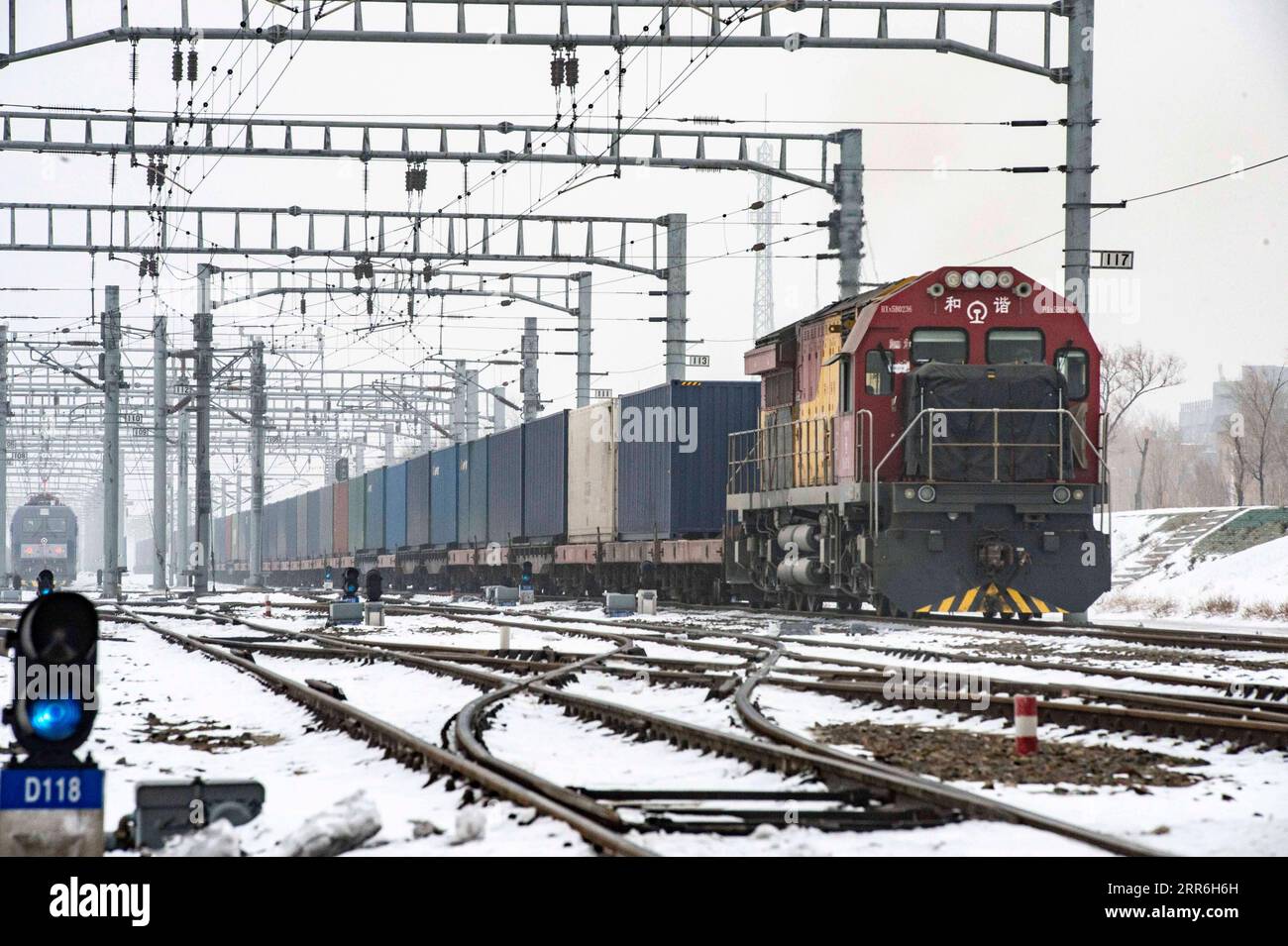 210216 -- CHENGDU/ÜRÜMQI, 16. Februar 2021 -- Ein chinesisch-europäischer Güterzug fährt vom Alataw Pass in der autonomen Region Xinjiang Uygur im Nordwesten Chinas ab, 7. Februar 2021. Xinhua-Schlagzeilen: Grenzüberschreitender E-Commerce gewinnt an Zugkraft an Bord von China-Europa-Güterzügen MaxKai PUBLICATIONxNOTxINxCHN Stockfoto