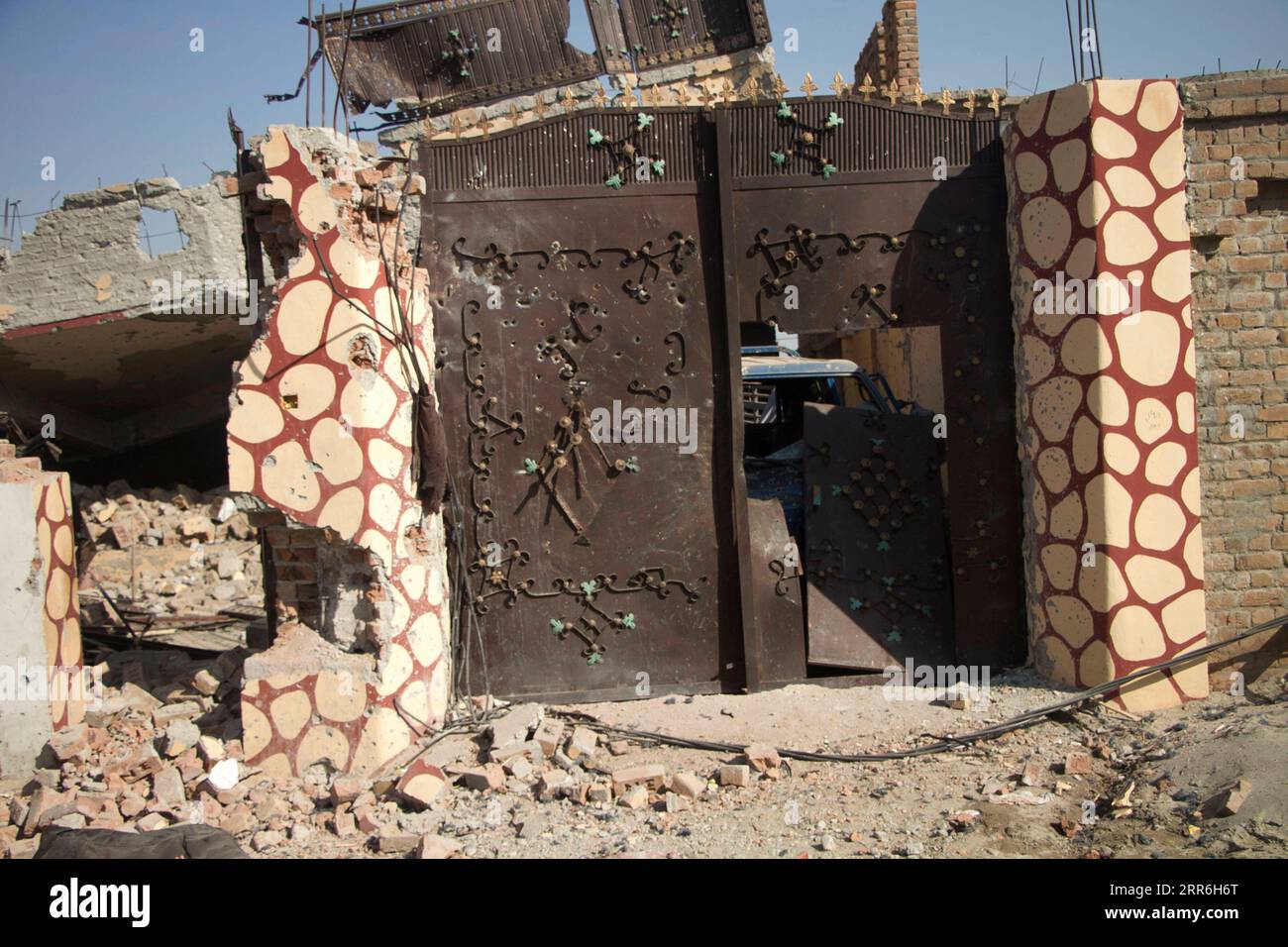 210216 -- JALALABAD, 16. Februar 2021 -- Foto aufgenommen am 15. Februar 2021 zeigt ein beschädigtes Haus an der Stelle einer Militäroperation gegen den Islamischen Staat IS-Gruppe in Ghochko in der Stadt Jalalabad in der Provinz Nangarhar, Afghanistan. Afghanische Regierungskräfte haben während einer Sonderoperation sieben bewaffnete Aufständische getötet, die der IS-Gruppe DES Islamischen Staates in der östlichen Provinz Nangarhar angehören, sagte eine Erklärung der Provinzregierung, die hier am Montag veröffentlicht wurde. Foto von /Xinhua AFGHANISTAN-NANGARHAR-MILITÄROPERATION SaifurahmanxSafi PUBLICATIONxNOTxINxCHN Stockfoto