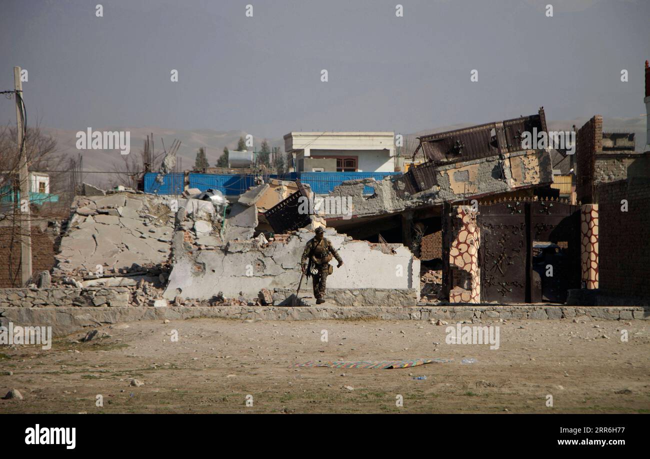 210216 -- JALALABAD, 16. Februar 2021 -- ein afghanischer Sicherheitsbeamter inspiziert den Ort einer Militäroperation gegen den Islamischen Staat IS Gruppe in Ghochko, Stadt Jalalabad, Provinz Nangarhar, Afghanistan, 15. Februar 2021. Afghanische Regierungskräfte haben während einer Sonderoperation sieben bewaffnete Aufständische getötet, die der IS-Gruppe DES Islamischen Staates in der östlichen Provinz Nangarhar angehören, sagte eine Erklärung der Provinzregierung, die hier am Montag veröffentlicht wurde. Foto von /Xinhua AFGHANISTAN-NANGARHAR-MILITÄROPERATION SaifurahmanxSafi PUBLICATIONxNOTxINxCHN Stockfoto