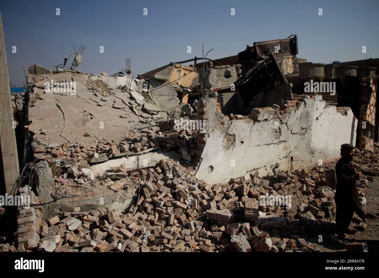 210216 -- JALALABAD, 16. Februar 2021 -- Foto aufgenommen am 15. Februar 2021 zeigt ein beschädigtes Haus an der Stelle einer Militäroperation gegen den Islamischen Staat IS-Gruppe in Ghochko in der Stadt Jalalabad in der Provinz Nangarhar, Afghanistan. Afghanische Regierungskräfte haben während einer Sonderoperation sieben bewaffnete Aufständische getötet, die der IS-Gruppe DES Islamischen Staates in der östlichen Provinz Nangarhar angehören, sagte eine Erklärung der Provinzregierung, die hier am Montag veröffentlicht wurde. Foto von /Xinhua AFGHANISTAN-NANGARHAR-MILITÄROPERATION SaifurahmanxSafi PUBLICATIONxNOTxINxCHN Stockfoto