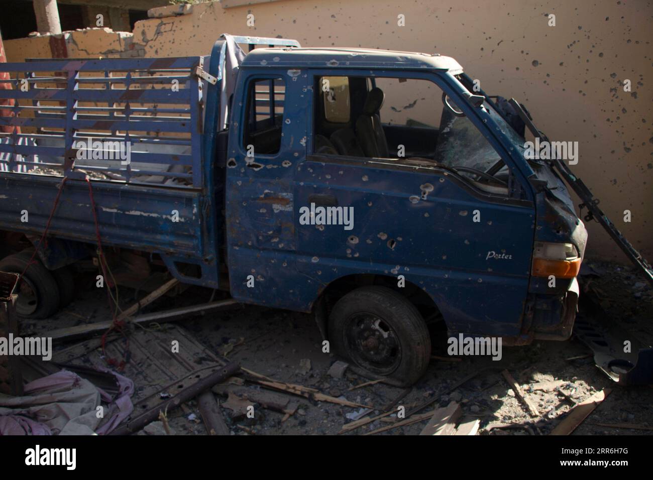 210216 -- JALALABAD, 16. Februar 2021 -- Foto aufgenommen am 15. Februar 2021 zeigt einen beschädigten LKW am Standort einer Militäroperation gegen den Islamischen Staat IS-Gruppe in Ghochko in der Stadt Jalalabad in der Provinz Nangarhar, Afghanistan. Afghanische Regierungskräfte haben während einer Sonderoperation sieben bewaffnete Aufständische getötet, die der IS-Gruppe DES Islamischen Staates in der östlichen Provinz Nangarhar angehören, sagte eine Erklärung der Provinzregierung, die hier am Montag veröffentlicht wurde. Foto von /Xinhua AFGHANISTAN-NANGARHAR-MILITÄROPERATION SaifurahmanxSafi PUBLICATIONxNOTxINxCHN Stockfoto