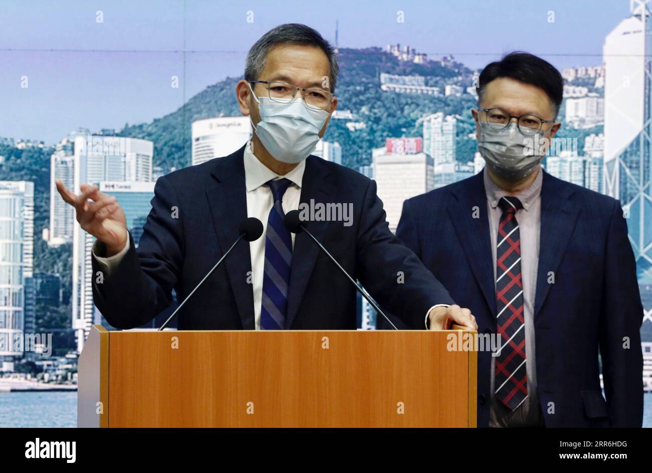 210216 -- HONG KONG, 16. Februar 2021 -- Wallace Lau L, der Vorsitzende des Beratungsgremiums für COVID-19-Impfstoffe in Hongkong, spricht auf einer Pressekonferenz in Hongkong, Südchina, am 16. Februar 2021. Das Beratungsgremium Hongkongs zu COVID-19-Impfstoffen beschloss am Dienstag, den von Sinovac Biotech hergestellten Impfstoff für die Notfallanwendung zu empfehlen. Experten des Gremiums sind der Ansicht, dass der inaktivierte Impfstoff von Sinovac mehr Nutzen als Risiken bringen kann, und werden ihre Ratschläge der HKSAR-Regierung der Sonderverwaltungsregion Hongkong als Referenz vorlegen, sagte Wallace Lau, der Konvent des Gremiums, bei einem Pressebriefing. C Stockfoto