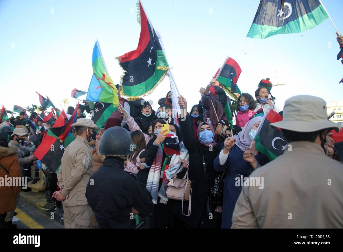 210217 -- TRIPOLI, 17. Februar 2021 -- Menschen versammeln sich am 17. Februar 2021 auf dem Märtyrerplatz in Tripoli, Libyen. Tausende Libyer feierten am Mittwoch den 10. Jahrestag der Revolution, die das Regime des verstorbenen Führers Muammar Gaddafi 2011 stürzte. Foto von /Xinhua LIBYA-TRIPOLI-ANTI-GADDAFI REVOLUTION-10 Jahre HamzaxTurkia PUBLICATIONxNOTxINxCHN Stockfoto