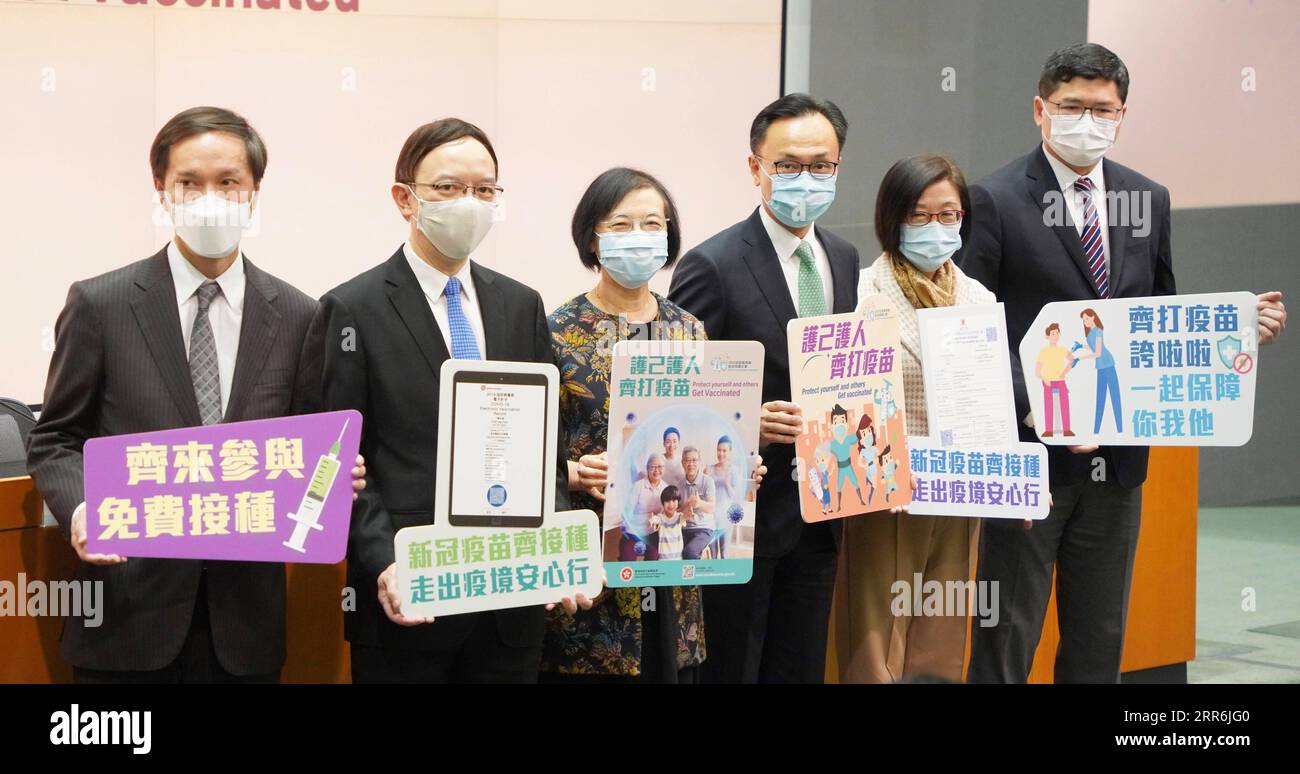 210218 -- HONGKONG, 18. Februar 2021 -- Patrick Nip 3rd R, Sekretär für den öffentlichen Dienst der HKSAR-Regierung der Sonderverwaltungsregion Hongkong, und Sophia Chan 3rd L, Sekretär für Ernährung und Gesundheit der HKSAR-Regierung, nehmen an der Pressekonferenz in Hongkong, Südchina, 18. Februar 2021, Teil. Hongkong wird am 26. Februar mit der kostenlosen Verabreichung des COVID-19-Impfstoffs an seine Einwohner beginnen, da die ersten 1 Million Dosen von Sinovac Biotech am Freitagnachmittag eintreffen werden. Auf einer Pressekonferenz am Donnerstag, Patrick Nip, Sekretär für den öffentlichen Dienst der Sonderverwaltungsregion Hongkong H Stockfoto