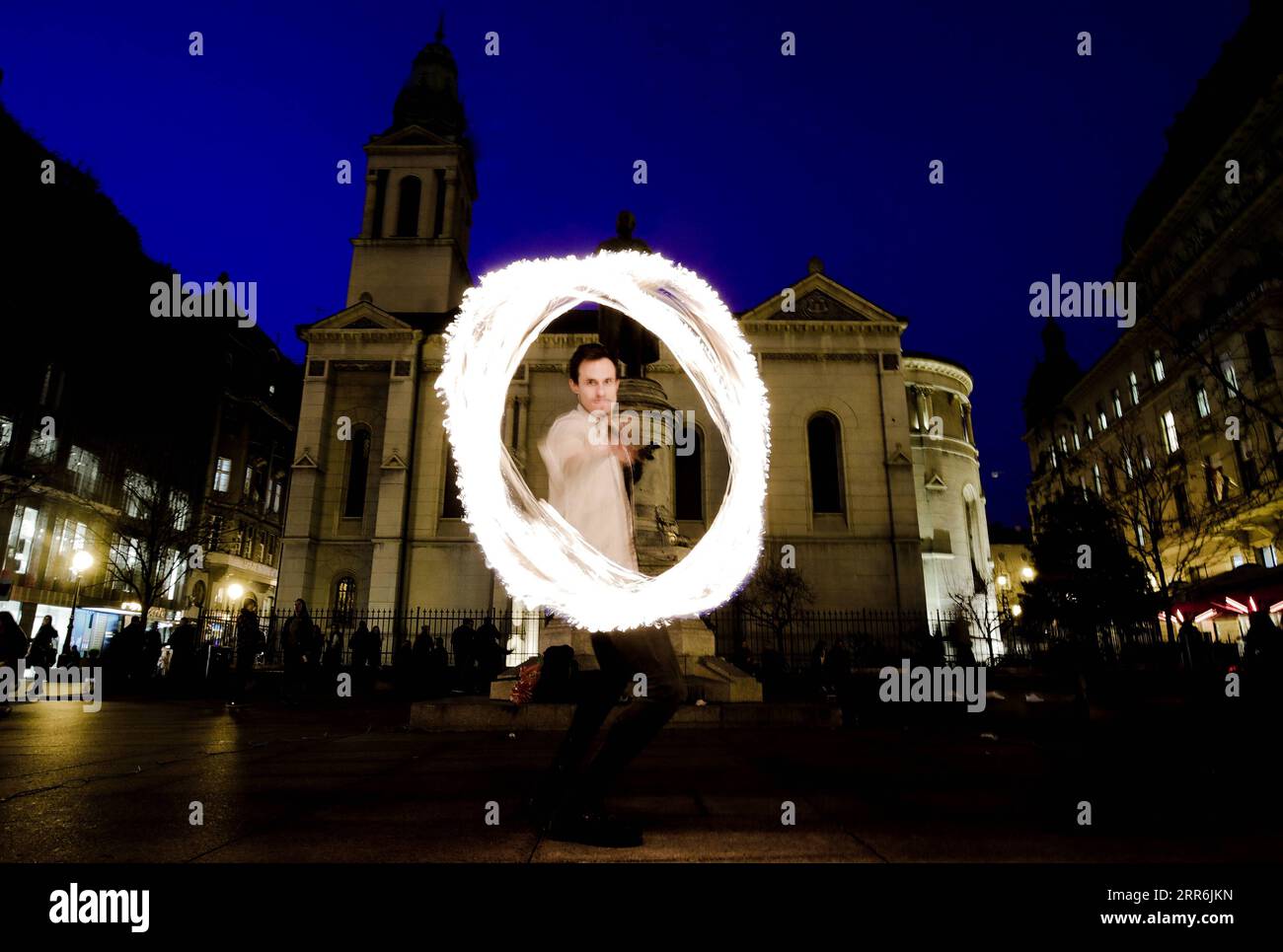 210219 -- ZAGREB, 19. Februar 2021 -- Entertainer, Illusionist und Magier Borna Vajdic tritt am 18. Februar 2021 auf dem Petar Preradovic Square in Zagreb auf. /Pixsell via Xinhua CROATIA-ZAGREB-FIREBALL-PERFORMANCE Sanjinxstrucic PUBLICATIONxNOTxINxCHN Stockfoto