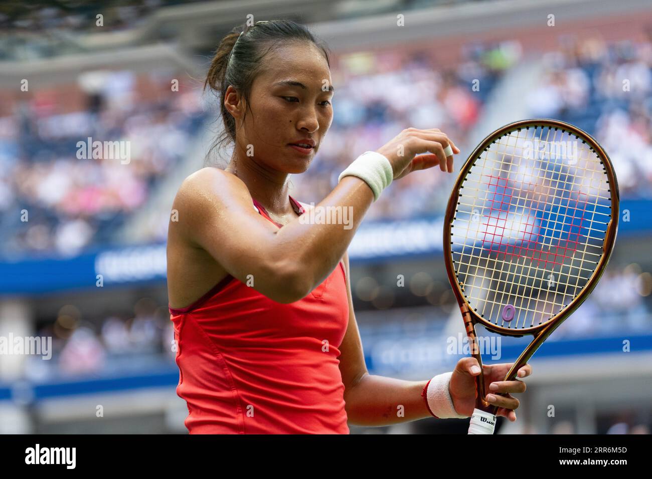 New York, USA. September 2023. Zheng Qinwen aus China reagiert im Viertelfinale der Frauen gegen Aryna Sabalenka aus Belarus bei den US Open Tennis Championships 2023 in New York, USA, am 6. September 2023. Quelle: Liu Jie/Xinhua/Alamy Live News Stockfoto