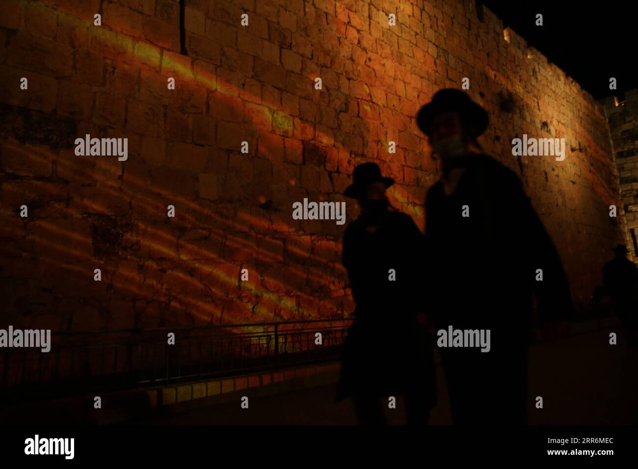210222 -- JERUSALEM, 22. Februar 2021 -- am 21. Februar 2021 wird Eine Lichtshow im Rahmen der Veranstaltung Follow the Lights, die von Jerusalems Gemeindebehörde im Zuge der COVID-19-Pandemie gestartet wurde, über der Mauer der Jerusalemer Altstadt gezeigt. Foto von /Xinhua MIDEAST-JERUSALEM-LIGHT SHOW MuammarxAwad PUBLICATIONxNOTxINxCHN Stockfoto