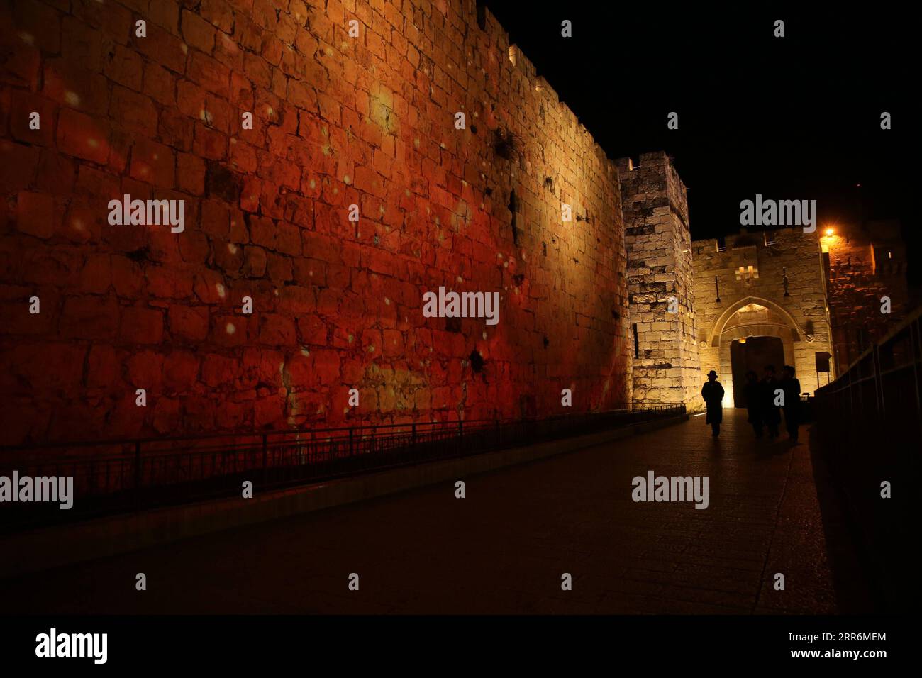 210222 -- JERUSALEM, 22. Februar 2021 -- am 21. Februar 2021 wird Eine Lichtshow im Rahmen der Veranstaltung Follow the Lights, die von Jerusalems Gemeindebehörde im Zuge der COVID-19-Pandemie gestartet wurde, über der Mauer der Jerusalemer Altstadt gezeigt. Foto von /Xinhua MIDEAST-JERUSALEM-LIGHT SHOW MuammarxAwad PUBLICATIONxNOTxINxCHN Stockfoto